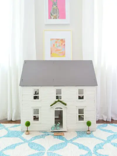 Chambre de filles maison de poupée devant la maison