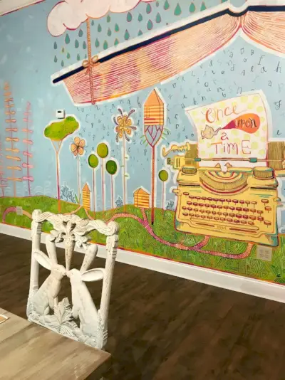 Cadeira de festa para livraria infantil com mural