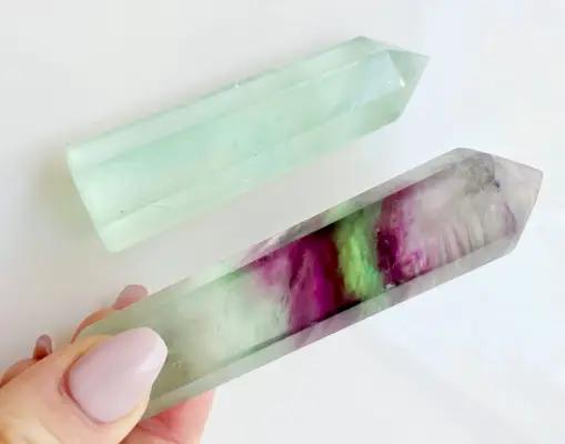 Points de cristal de fluorite avec bandes arc-en-ciel