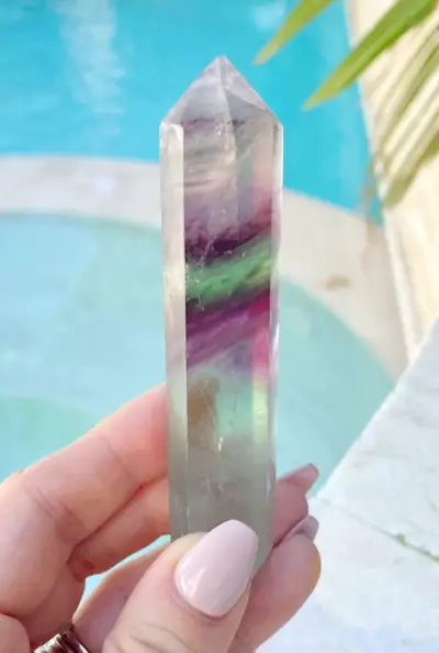 Rainbow Fluorite: kristallin merkitys ja käyttötarkoitukset