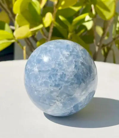 Sphère de calcite bleue avec plante