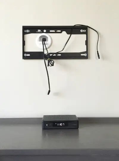 So verstecken Sie die hineingehenden TV-Kabel