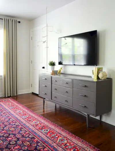 Hogyan lehet elrejteni-TV-vezetékeket-Folkstone-By-Sherwin-Williams-Pottery-Barn-Kids-Mobile