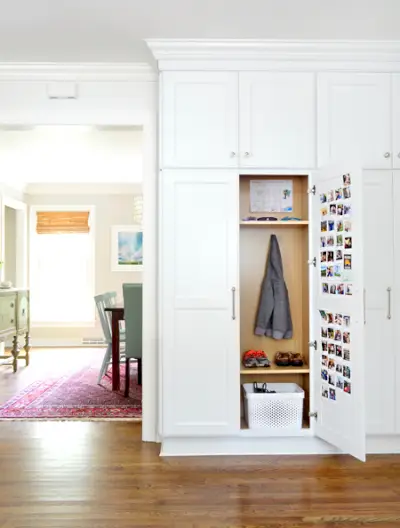 Weißer-Küchenumbau-versteckter-Mudroom-Schrank