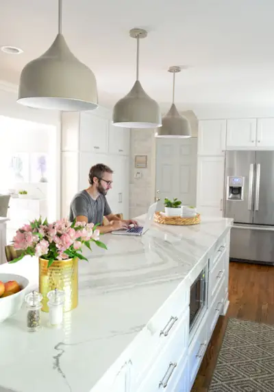 rénovation-de-cuisine-blanche-john-travaille-sur-l'île