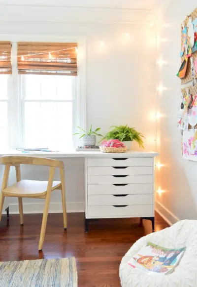 Bureau de salle d'art pour enfants avec pouf