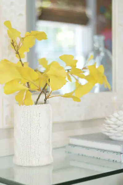 décor de branche de fausse feuille de gingko dans un vase