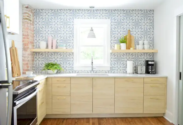 Duplexní kuchyně s modrým backsplash a světlé dřevěné skříně Ikea