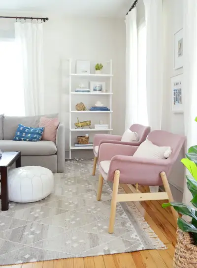 Pink Ikea stole og åben reol i Beach House stue