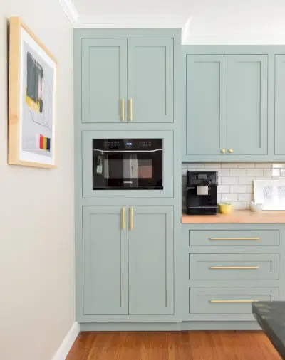 Mueble de despensa alto con microondas de pared en cocina Halcyon Green Blue