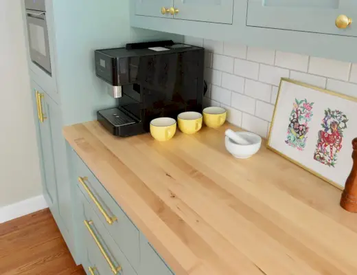 Butcher Block Benkeplate Med Subway Tile Backsplash i Halcyon Green Blue Kitchen