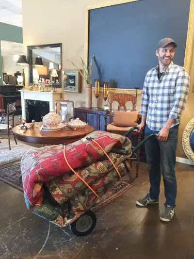 Tapis de chambre traditionnel dans un magasin de consignation avec John