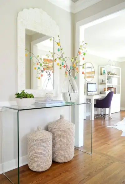 Vue complète de l'arbre de Pâques dans le bureau