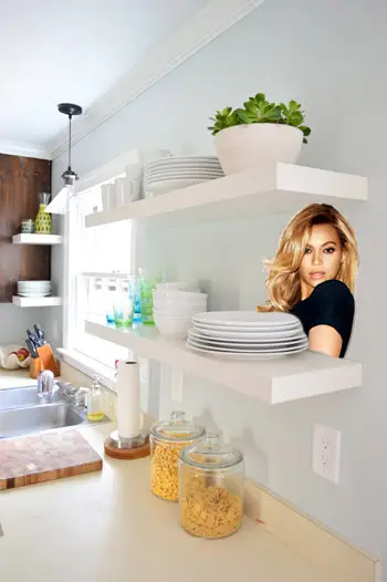 prestatges flotants blancs d'Ikea ​​Lack a la nostra cuina amb Beyonce Photoshop en un d'ells