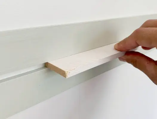 Scarto Di Reticolo Di Legno Bianco Utilizzato Come Distanziatore Tra Due Strisce Di Reticolo Verniciate