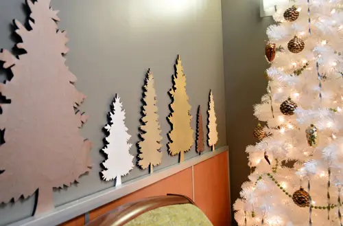 Alberi di Natale tagliati in legno di diverse dimensioni e vernici spray color bronzo dorato