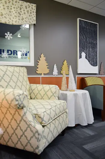 Fauteuil confortable avec des décorations d'arbre de Noël à l'hôpital pour enfants de Richmond au VCU