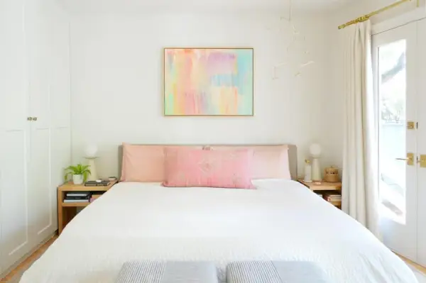 Quarto moderno brilhante com cama king-size da plataforma e pintura abstrata colorida