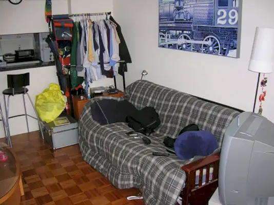 Stiesnený apartmán NYC Futon s vešiakom na oblečenie