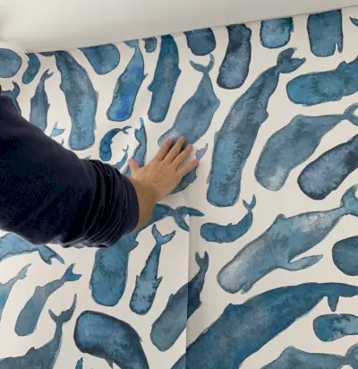 Installation du deuxième panneau de papier peint amovible en alignant les motifs de baleines