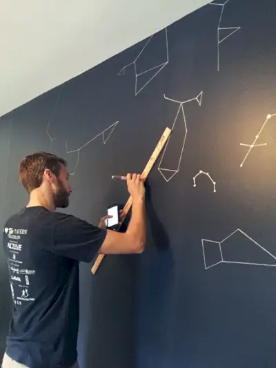 Boys Outer-Space-Spálňa Painting-Constellations-On-Wall