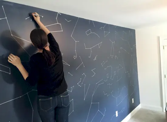 Ragazzi nello spazio esterno della camera da letto che disegnano punti sul muro di Constellation