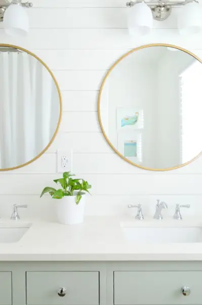 Salle de bain pour enfants, deux miroirs avec réflexion des toilettes