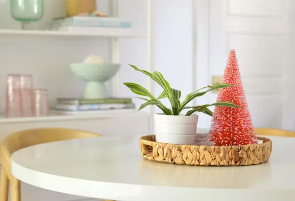 Table de petit-déjeuner avec arbre de Noël en forme de bouteille rouge