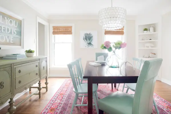 la casa giovane ama la luminosa sala da pranzo moderna, l'arredamento della casa