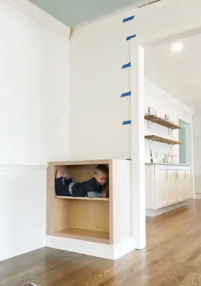 Armoire de base installée pour bibliothèque intégrée avec un enfant en bas âge à l'intérieur