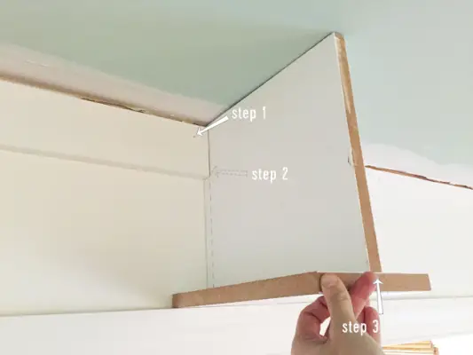 Fixation d'une pièce de linteau pour sécuriser l'étagère à travers la porte