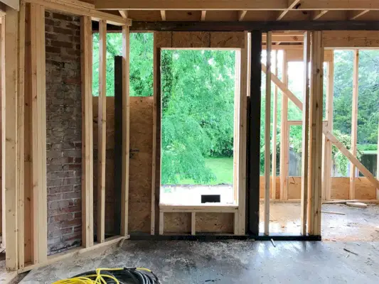 Fenêtre de construction en duplex dans la chambre arrière