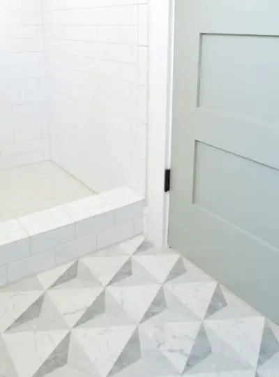 Plancher hexagonal de triangles de tuile duplex avec la porte