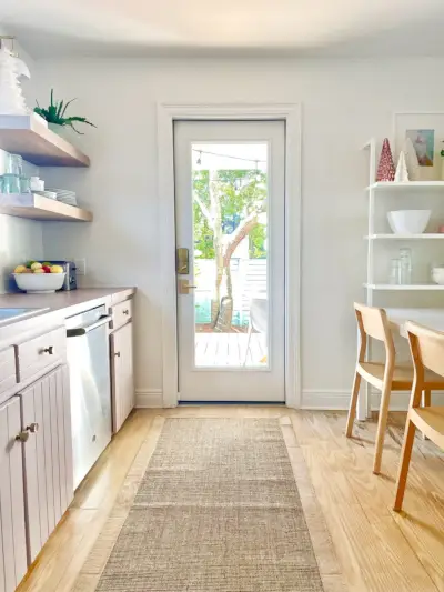 Même vue de la cuisine avec une nouvelle porte ajoutée là où se trouvait la fenêtre