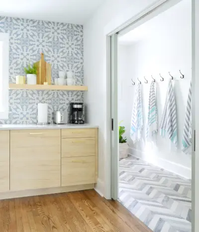 Duplexní mudroom při pohledu skrz kuchyňské kapesní dveře