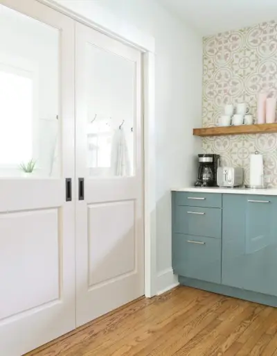 Pink lommedøre mellem duplex køkken og mudroom