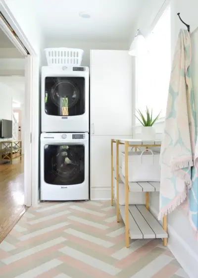 Laveuse-sécheuse empilée dans un vestiaire de buanderie duplex avec étagère ouverte