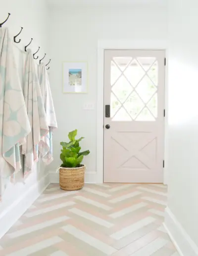 Porte diamant rose dans le vestiaire avec carrelage rose à chevrons