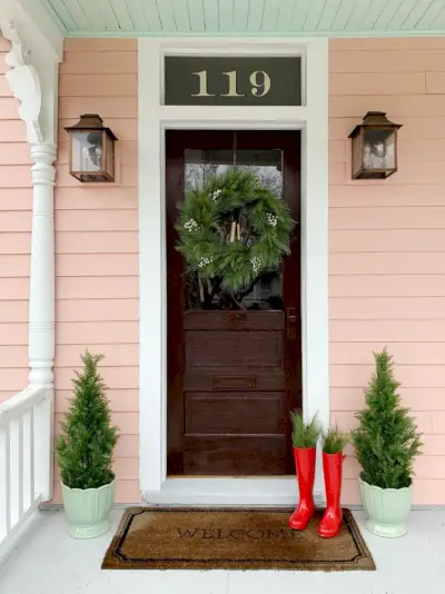 Această imagine are un atribut alt gol; numele său de fișier este Christmas-Decor-2018-Beach-House-Front-Door-767x1024.webp