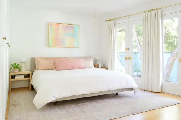 Chambre lumineuse sur la plage avec peinture colorée et porte française donnant sur la cour