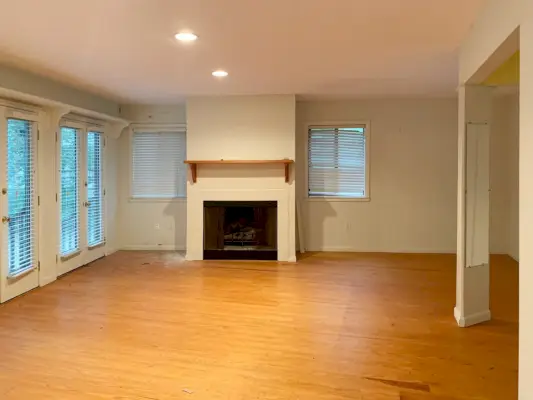 Photo avant d'une chambre avec cheminée et stores aux fenêtres