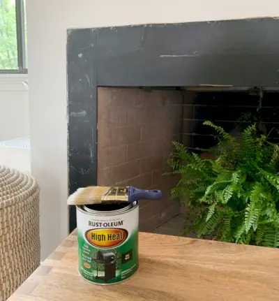 Pot de peinture noire Rust-Oleum High Heat posé devant la cheminée