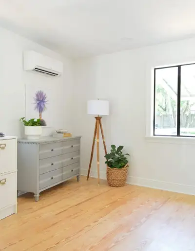 Avant la photo d'un coin de chambre avec des commodes aléatoires dans le coin