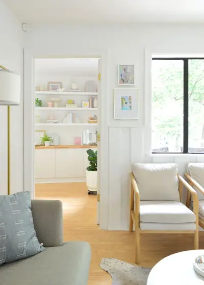 Vue à travers la cuisine dans la chambre avec vignette décorative d'étagère flottante Ikea