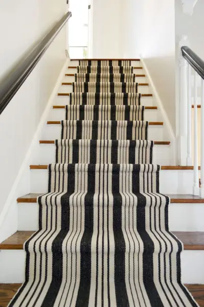 Mustavalkoinen raidallinen stair Runner After