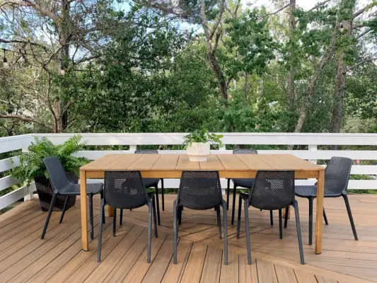 Table à manger extérieure en métal avec huit chaises en plastique noir