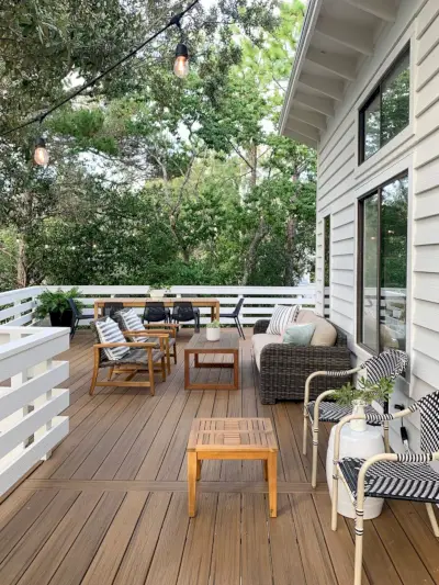 Terrazza al secondo piano con varie aree salotto circondate da alberi