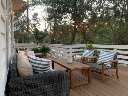 Vue au crépuscule sur la terrasse extérieure entourée d'arbres