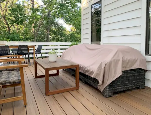 Parasol utilizado como cubierta impermeable sobre un sofá al aire libre