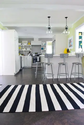 KitchenRugs BWStripe fra hal 11